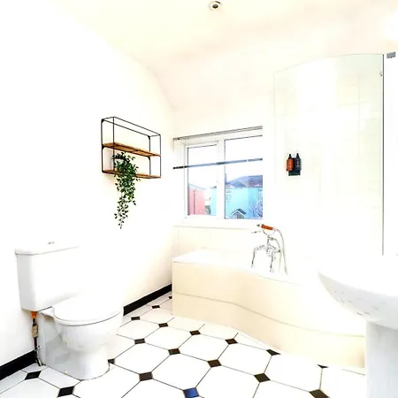 Spacious 4-Bed Bristol | Wifi | Parking | Workspace Exterior photo