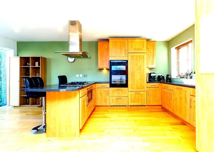 Spacious 4-Bed Bristol | Wifi | Parking | Workspace