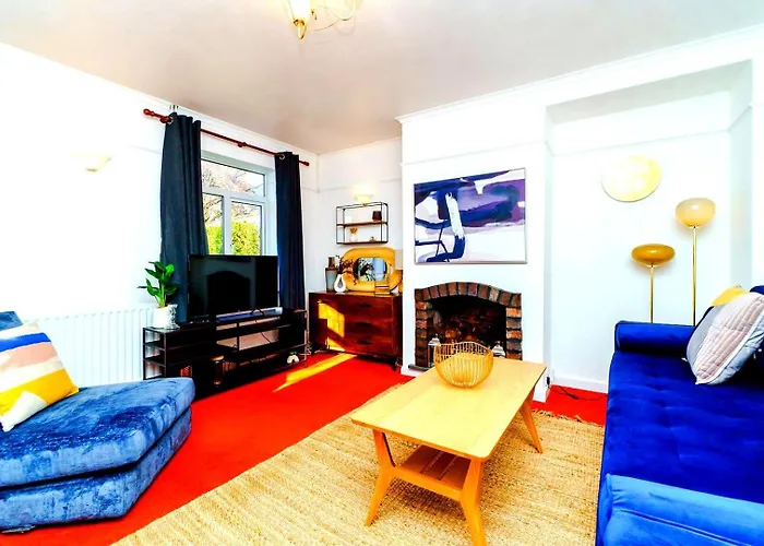 Spacious 4-Bed Bristol | Wifi | Parking | Workspace