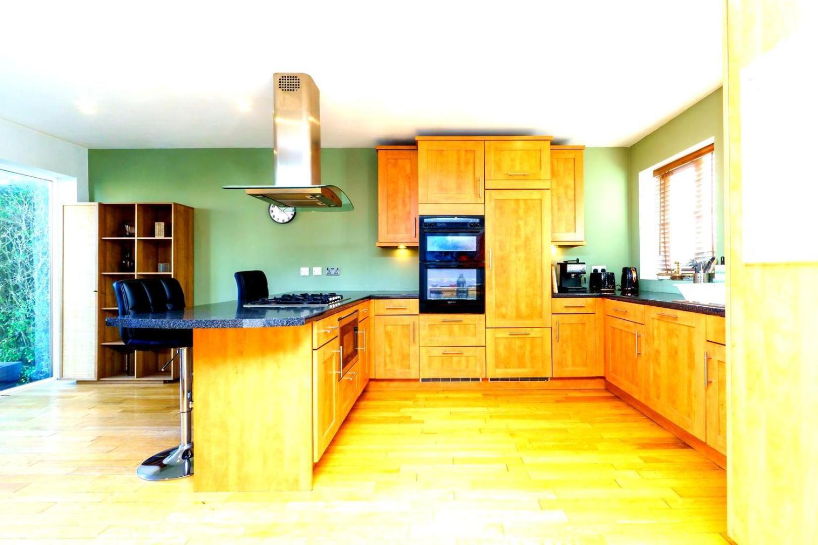 Spacious 4-bed | Wifi | Parking | Workspace *