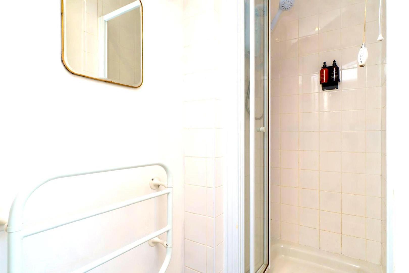 Holiday home Spacious 4-bed | Wifi | Parking | Workspace *
