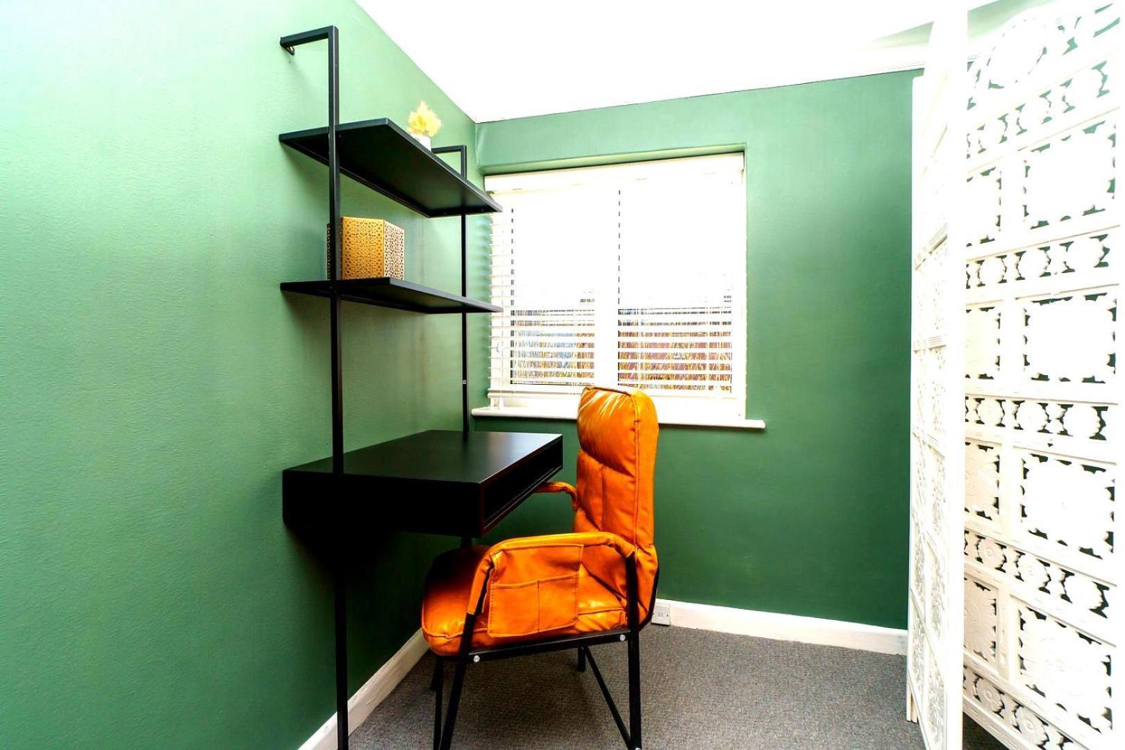 Spacious 4-bed | Wifi | Parking | Workspace Holiday home