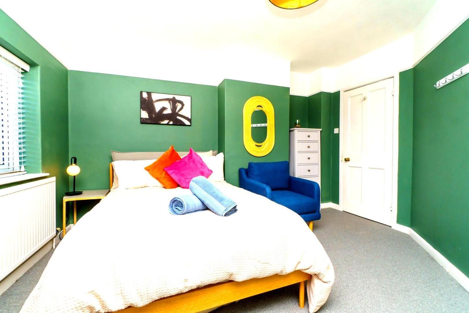 Spacious 4-bed | Wifi | Parking | Workspace *