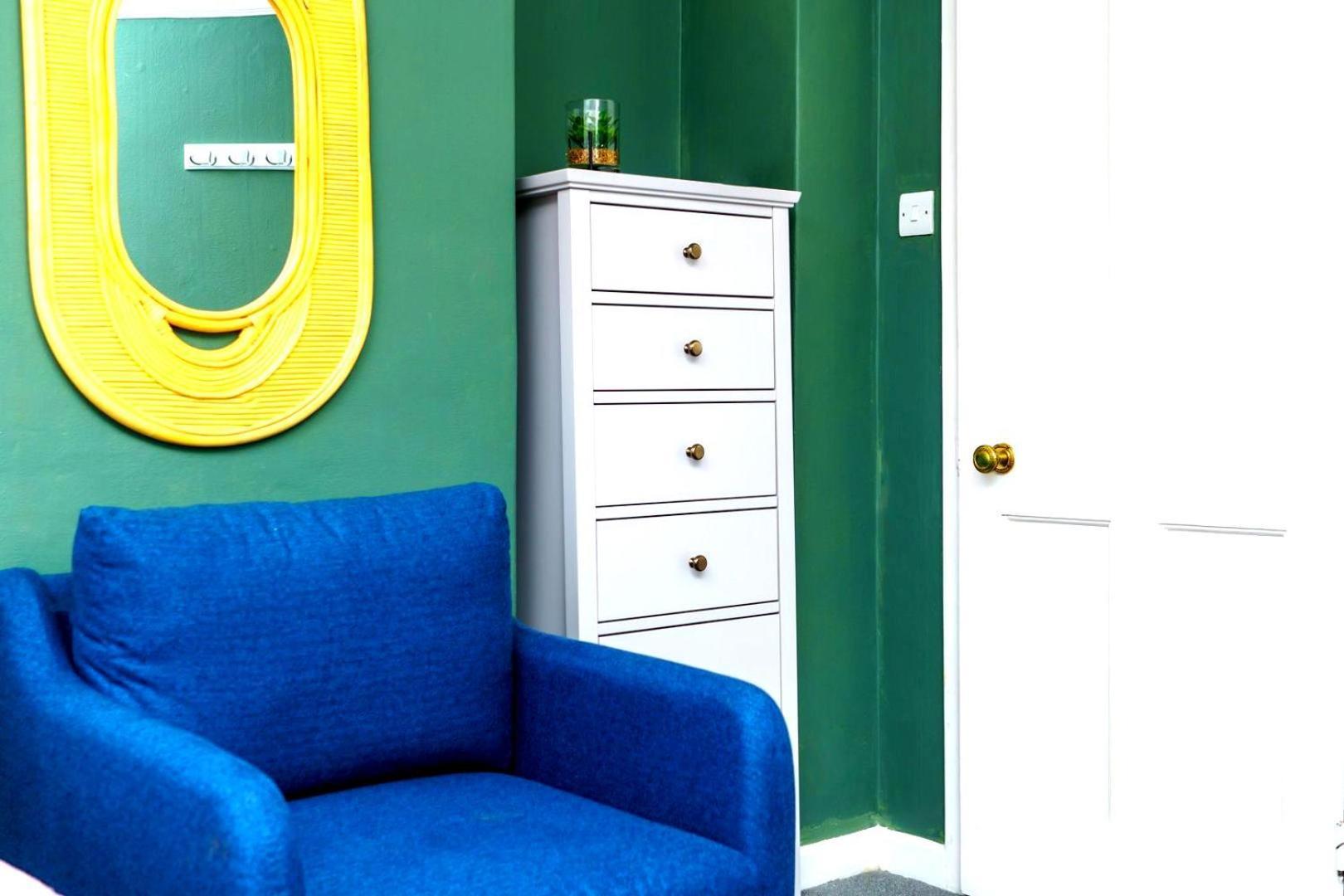 Holiday home Spacious 4-bed | Wifi | Parking | Workspace *