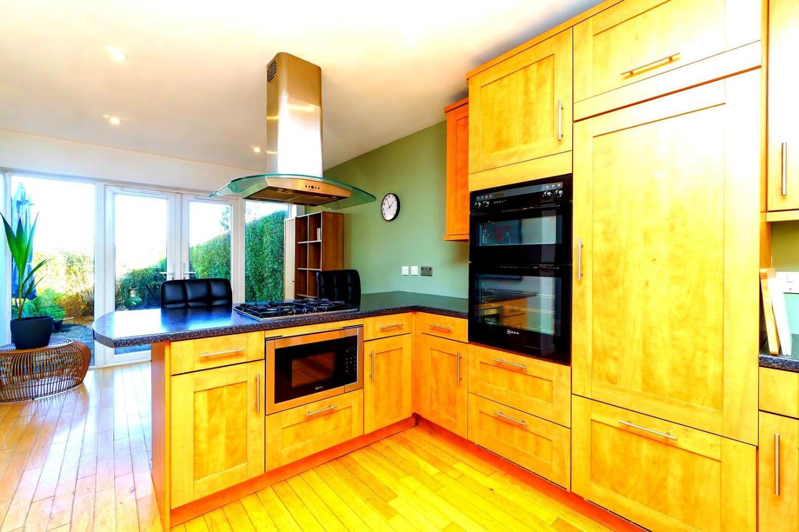 Spacious 4-bed | Wifi | Parking | Workspace Holiday home Bristol