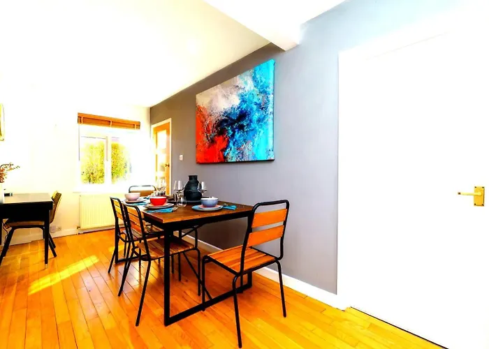Spacious 4-Bed Bristol | Wifi | Parking | Workspace
