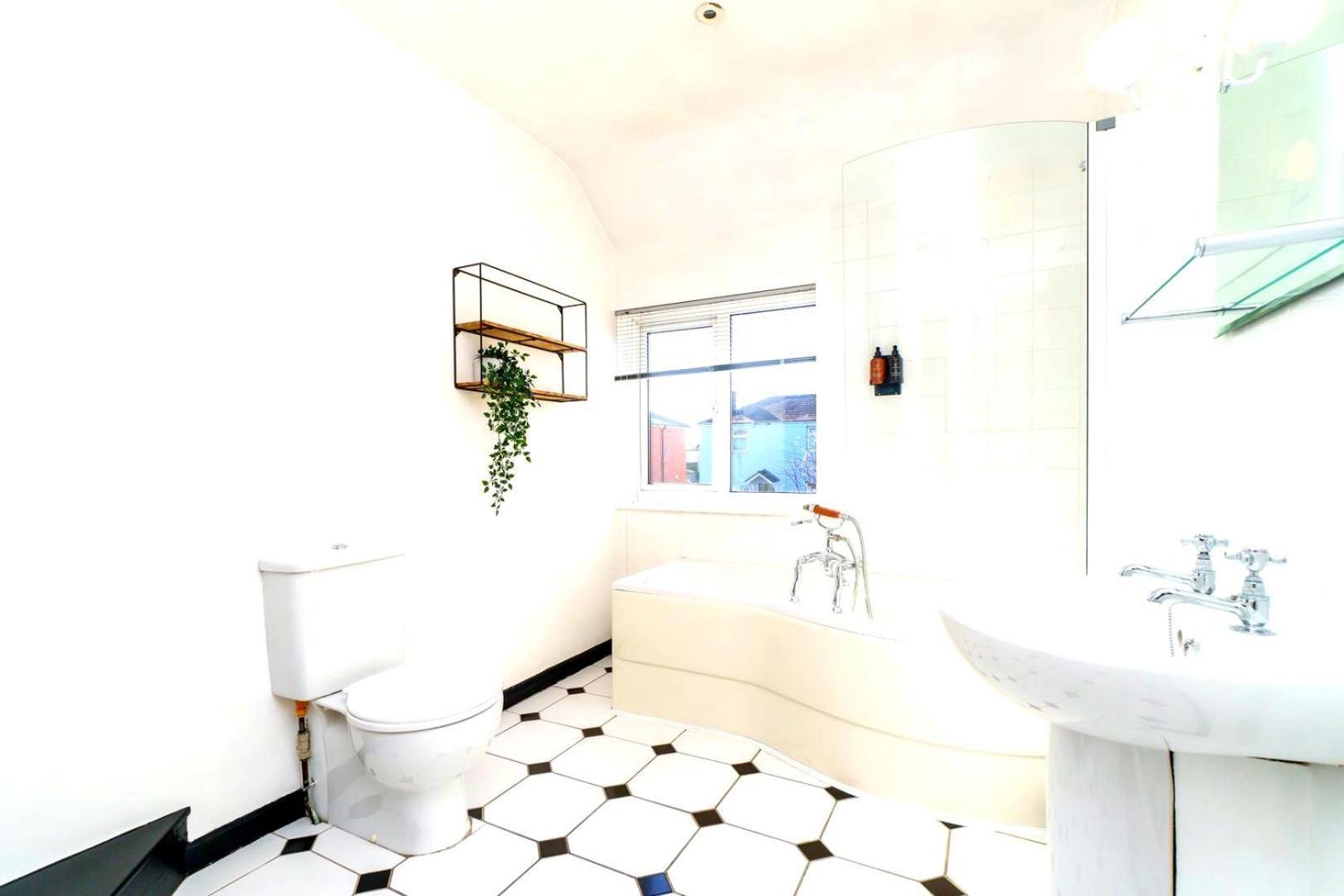 Spacious 4-bed | Wifi | Parking | Workspace Holiday home