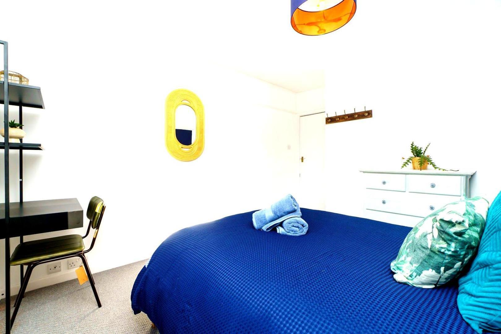 Spacious 4-bed | Wifi | Parking | Workspace
