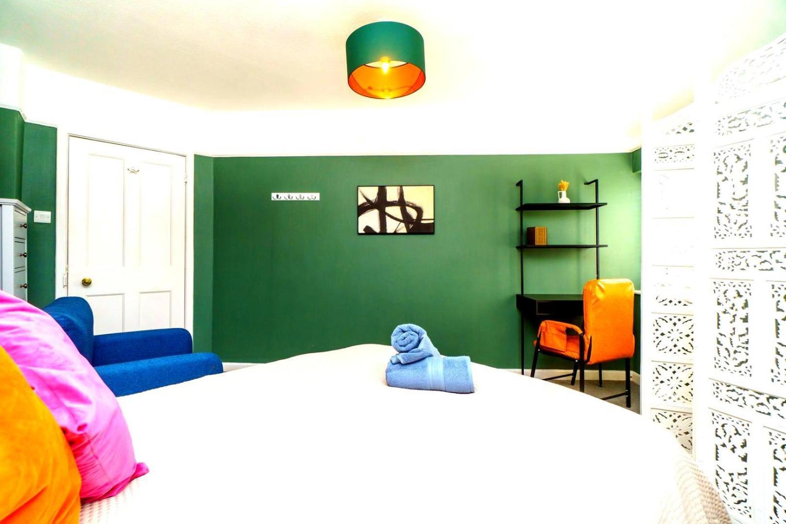 Spacious 4-bed | Wifi | Parking | Workspace Holiday home Bristol