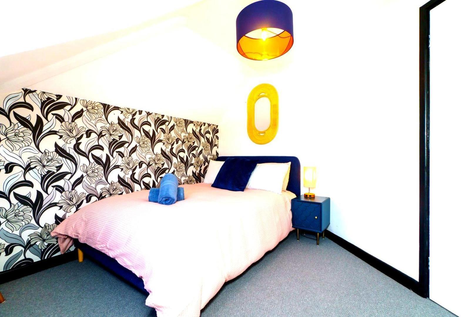 Spacious 4-bed | Wifi | Parking | Workspace *