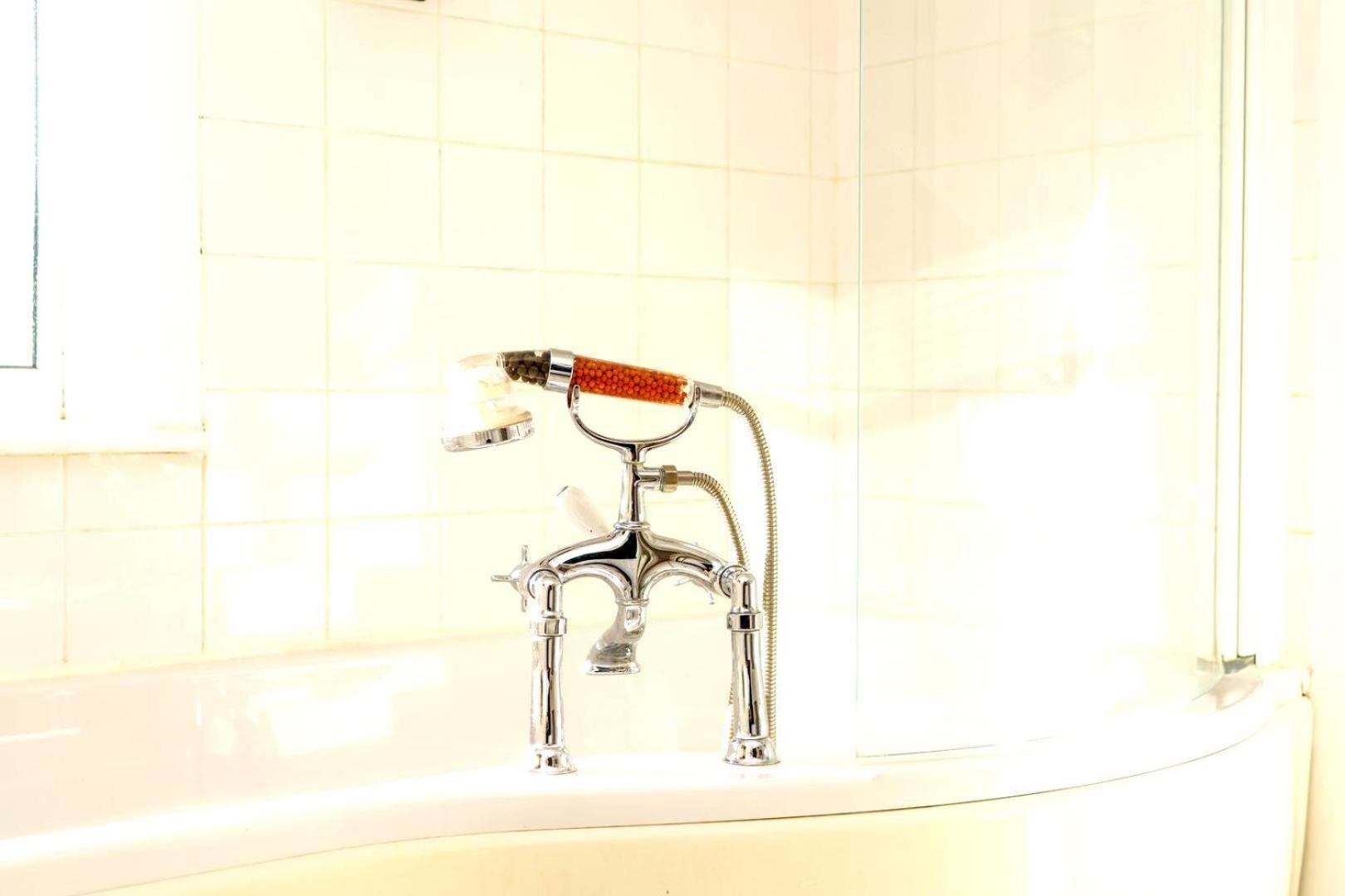 Spacious 4-bed | Wifi | Parking | Workspace Holiday home