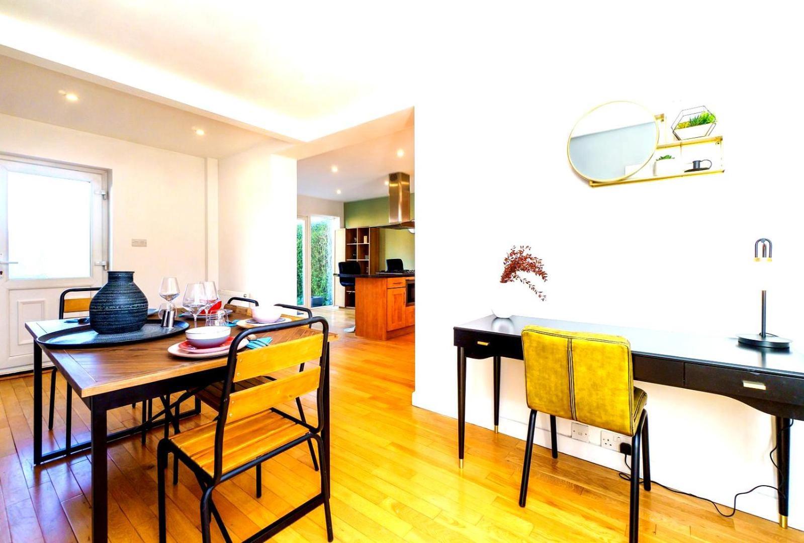 Spacious 4-bed | Wifi | Parking | Workspace Bristol