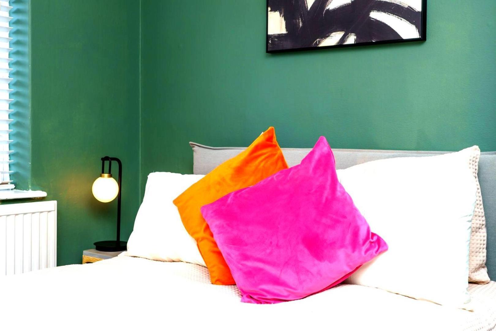 Spacious 4-bed | Wifi | Parking | Workspace