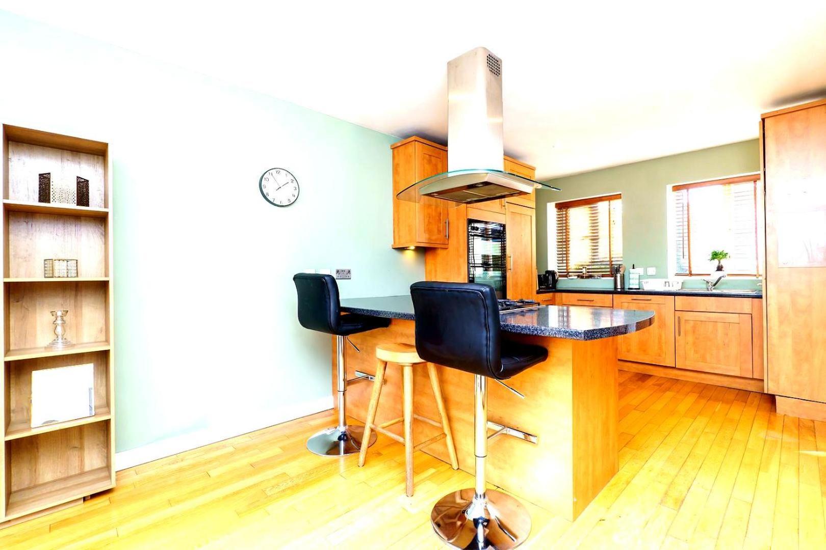 Spacious 4-bed | Wifi | Parking | Workspace Bristol