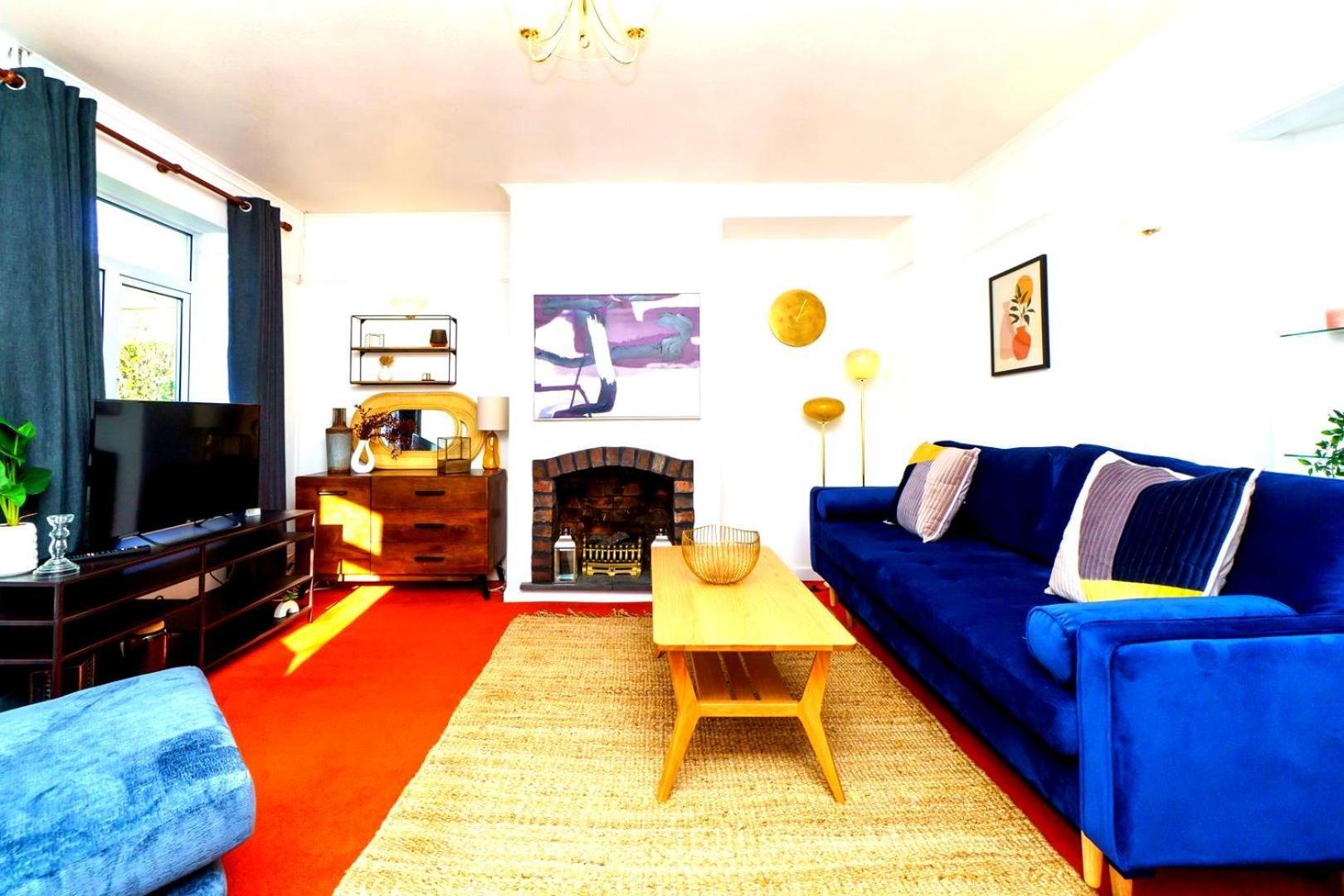 Spacious 4-bed | Wifi | Parking | Workspace